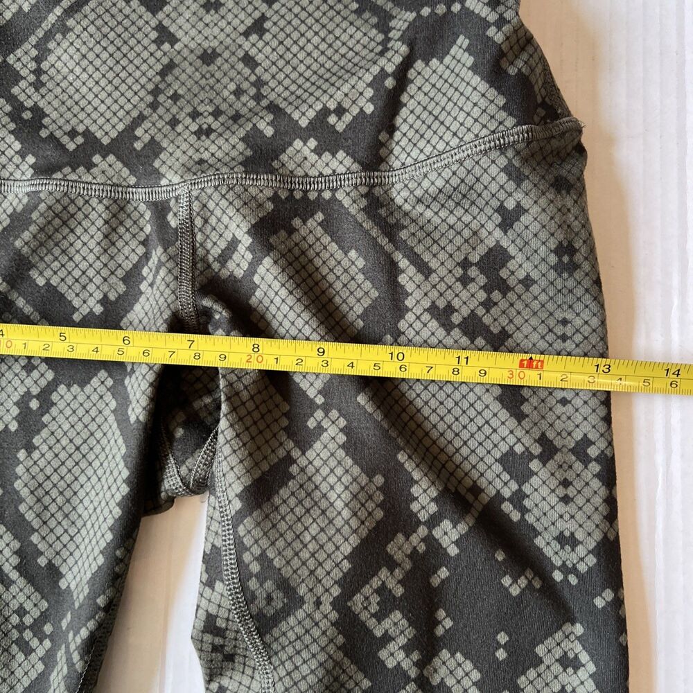 Lululemon Size 2 Army Green Black Snake Print Crop Leggings EXCELLENT - Picture 7 of 11
